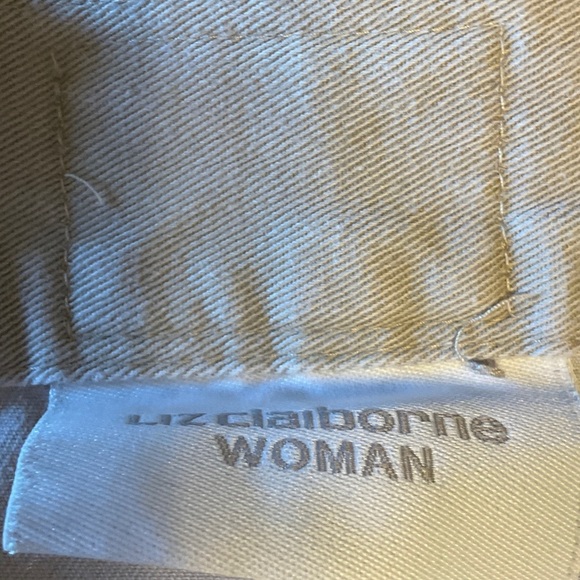 Liz Claiborne Women's Cream Shorts - Picture 4 of 6